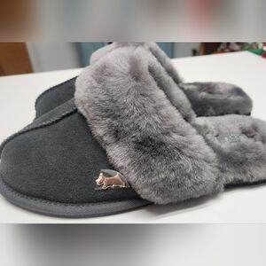 NWOT- Gray Faux Fur Women's Slippers